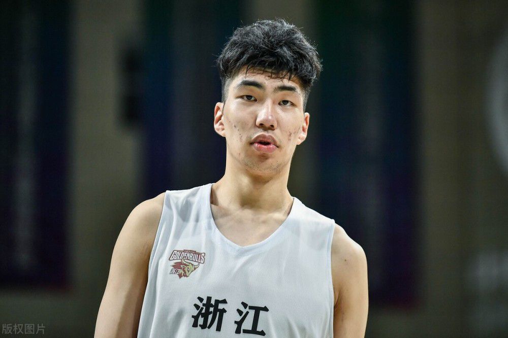 叶辰淡淡道：怎么？说你连狗都不如，你还不服？那壮汉身边的小弟怒骂道：操。